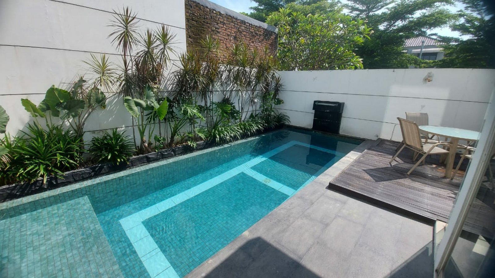 Rumah dengan Kolam Renang Pribadi: Biaya Perawatan dan Keamanan